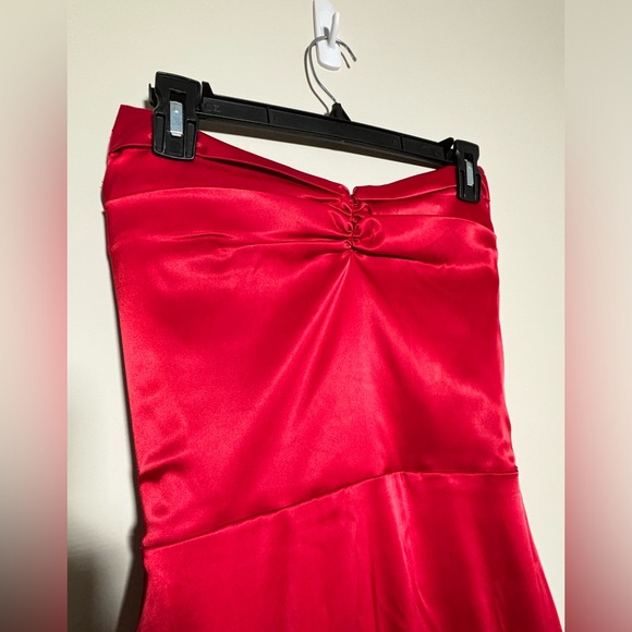 Elegant red satin fishtail gown - Picture 5 of 11